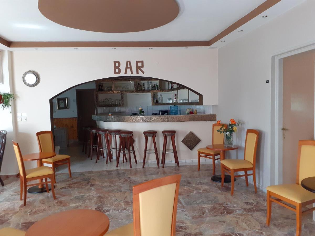 Pantheon Hotel Kamena Vourla Buitenkant foto