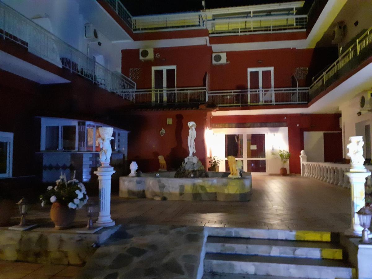 Pantheon Hotel Kamena Vourla Buitenkant foto